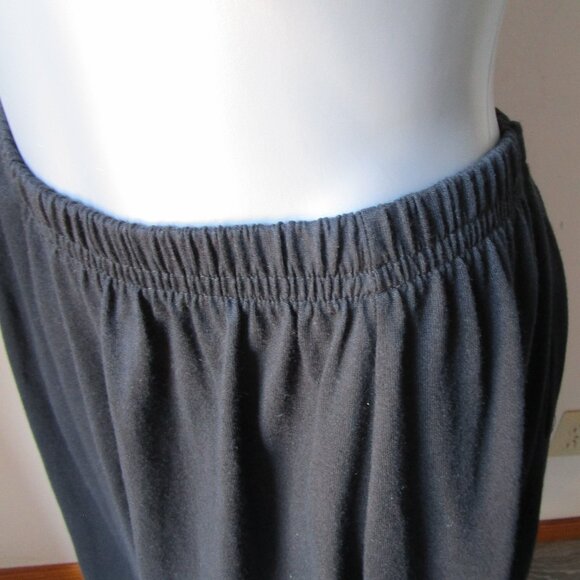 Lightwweight polyester black skirt with pockets. Hanes medium size, 31 inch. - Picture 3 of 10